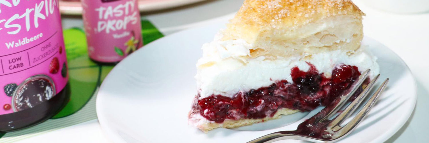 Leichte-Mini-Blätterteig-Waldbeer-Torte_1500x500